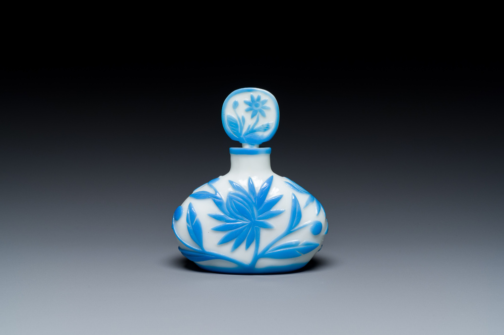 Een Chinese flacon met deksel in meerlagig blauw en wit Peking glas, 19e eeuw