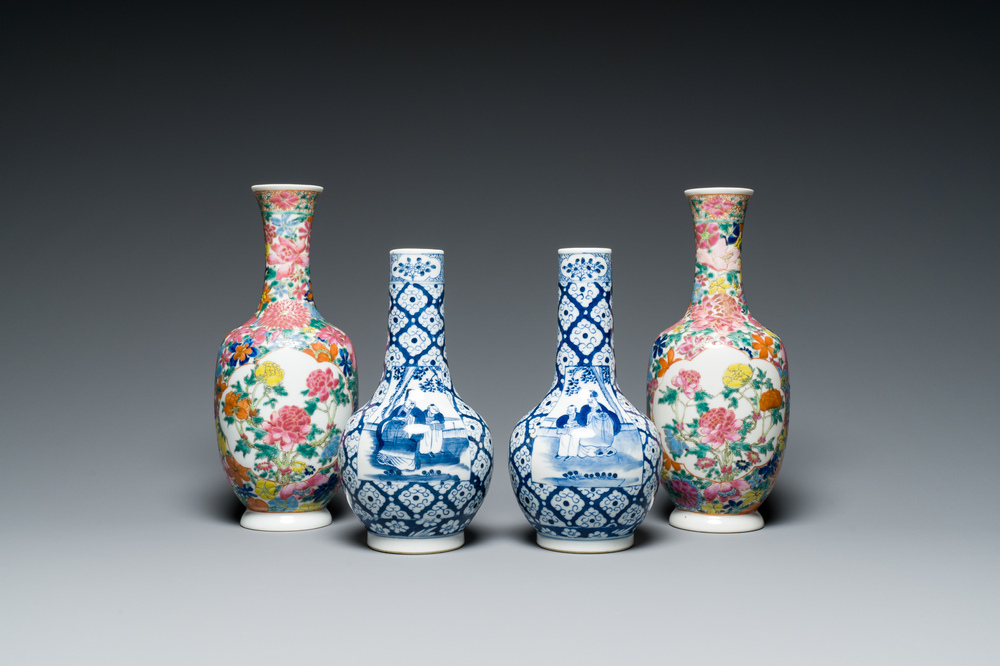Twee paar Chinese blauw-witte en famille rose vazen, 19/20e eeuw