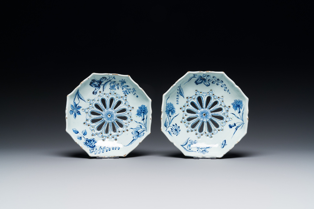 Paire d'&eacute;gouttoirs en fa&iuml;ence de Delft en bleu et blanc, 18&egrave;me