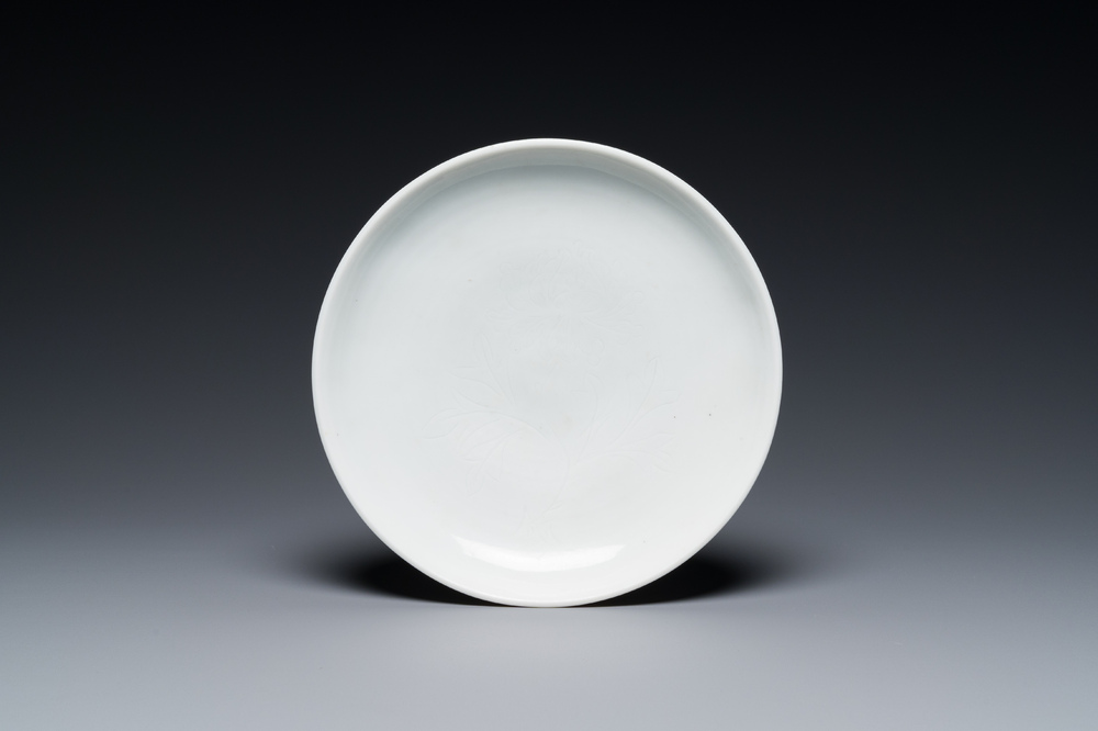 Plat en porcelaine blanc de Chine de Dehua &agrave; d&eacute;cor incis&eacute; d'une fleur de lotus, Ming