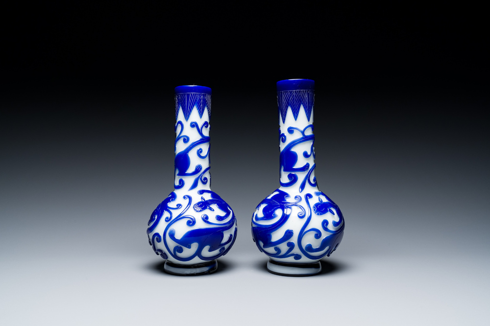 Paire de vases de forme bouteille en verre overlay de P&eacute;kin &agrave; d&eacute;cor de chilongs en bleu sur blanc, Chine, 19&egrave;me