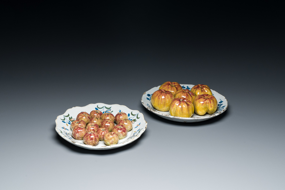 Twee trompe-l'oeil borden met appels in polychroom Frans aardewerk, 19e eeuw