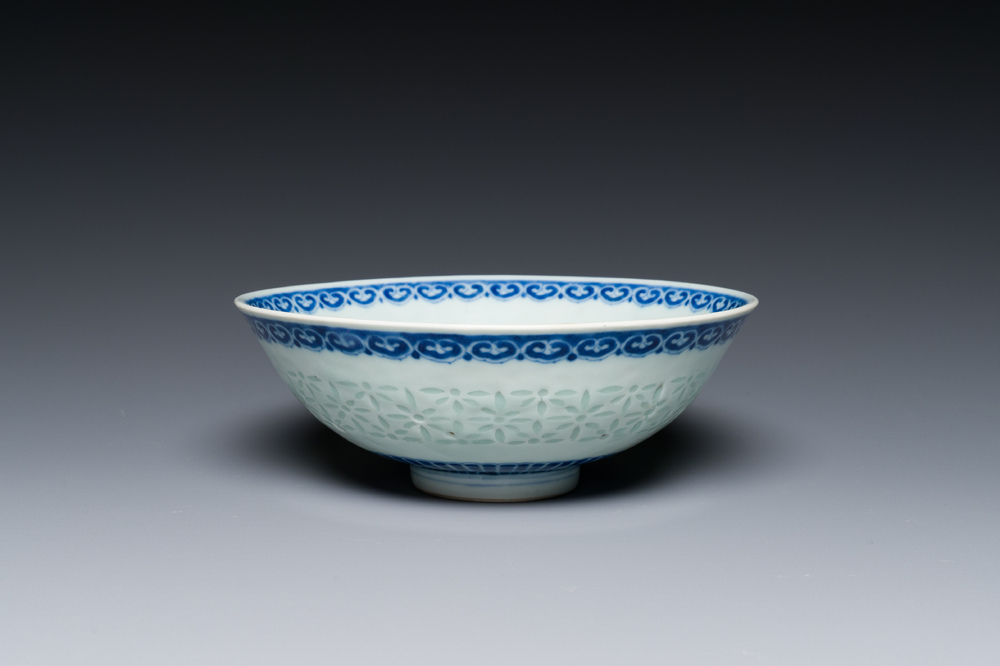 Een Chinese blauw-witte kom met rijstkorrel decor, Qianlong merk en periode