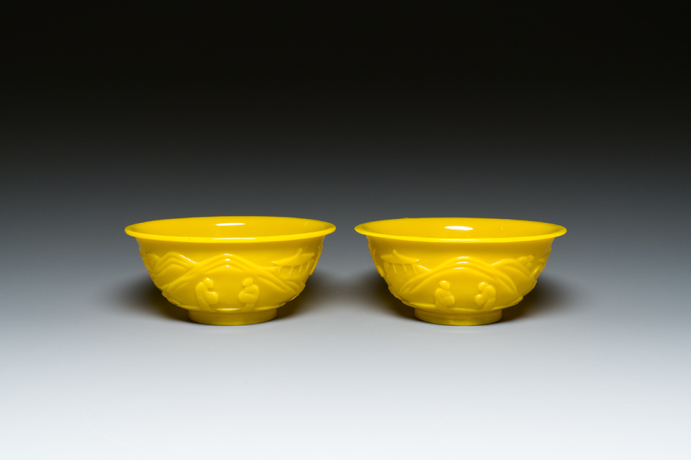 Een paar Chinese kommen in geel Peking glas met figuren in een landschap, CHINA merk, Republiek
