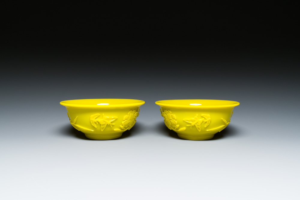 Paire de bols en verre jaune de P&eacute;kin &agrave; d&eacute;cor floral, Chine, 19/20&egrave;me