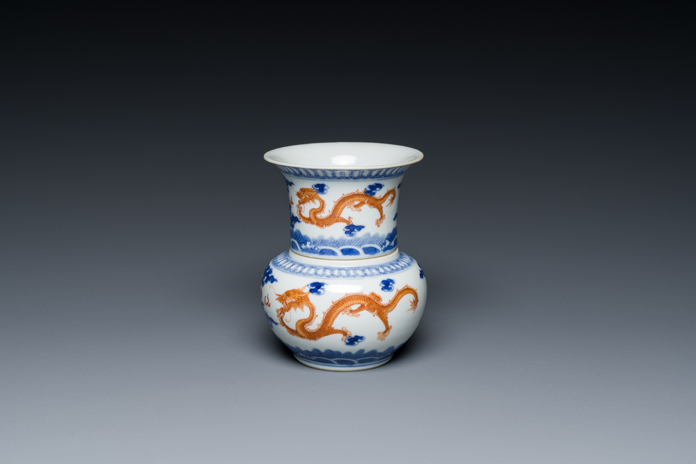 Een Chinese blauw-witte en ijzerrode wijnkom en warmer met draken tussen de wolken, Daoguang merk en periode