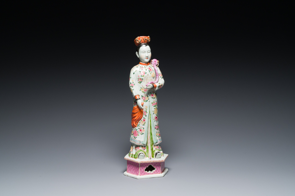 Een grote Chinese famille rose figuur met beweegbaar hoofd, 19/20e eeuw