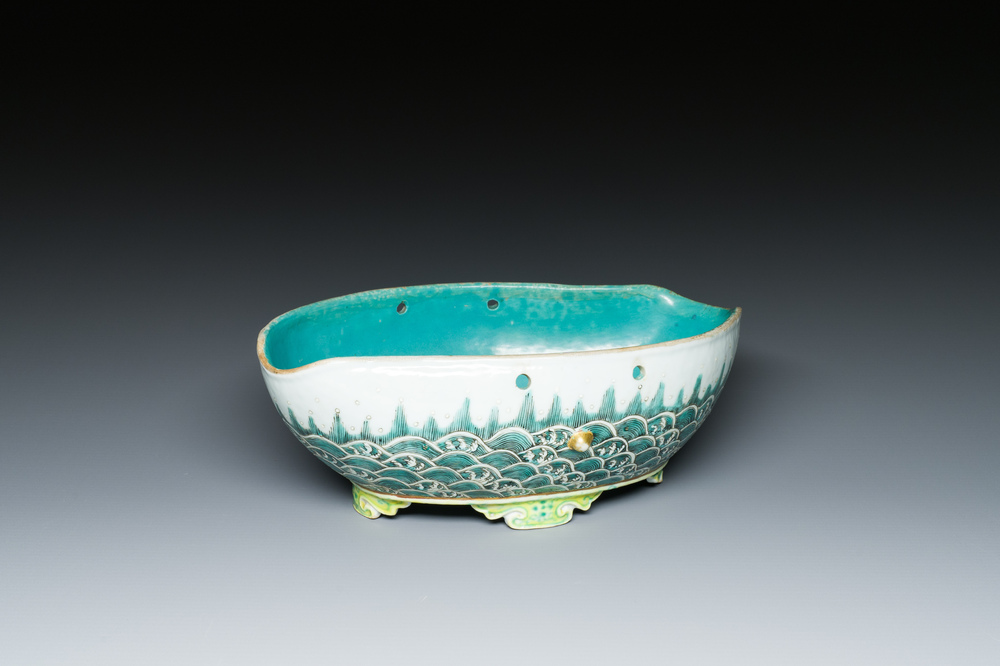 A Chinese famille verte 'waves' bowl, Daoguang seal mark, 19th C.