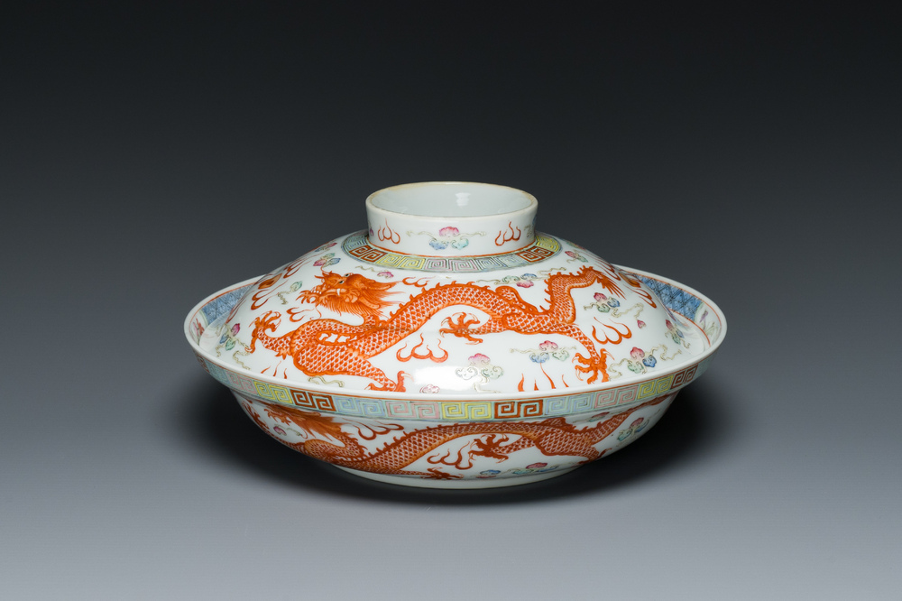 Bol couvert en porcelaine de Chine famille rose, marque de sceau Xiao Liu Xiang Guan 小留香館, 19/20&egrave;me