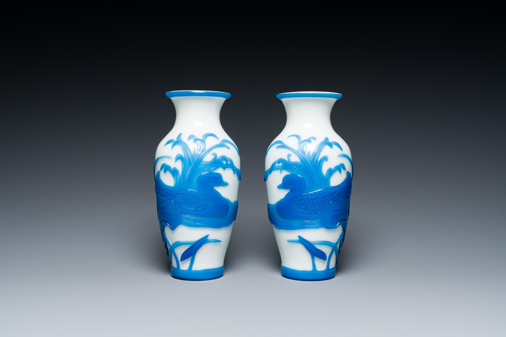 Paire de vases en verre overlay de P&eacute;kin &agrave; d&eacute;cor de canards mandarins en bleu sur blanc, Chine, 19/20&egrave;me