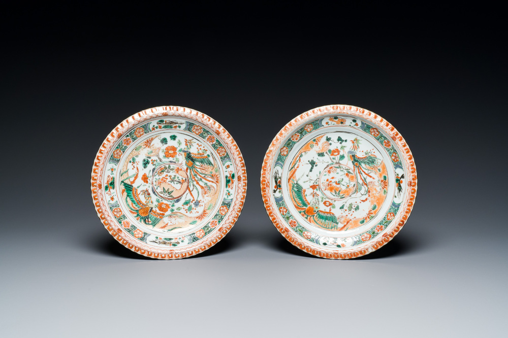 Paire de plats en porcelaine de Chine famille verte &agrave; d&eacute;cor de ph&eacute;nix, Kangxi