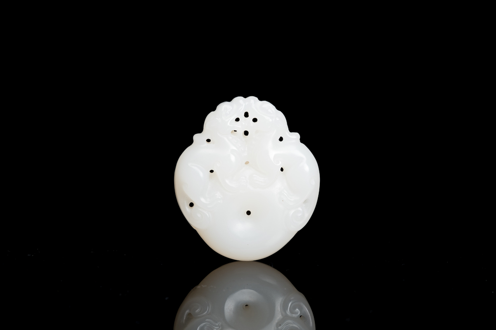 Pendentif figurant deux animaux mythiques en jade blanc sculpt&eacute;, Chine, Qing