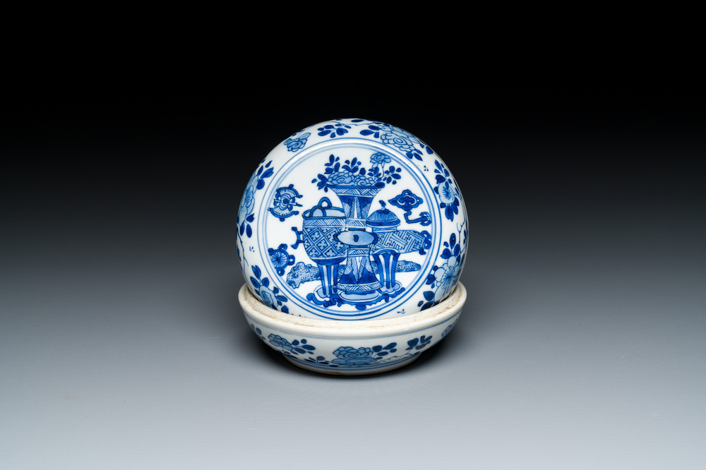 Een Chinees blauw-wit dekseldoosje met decor van antiquiteiten, Kangxi