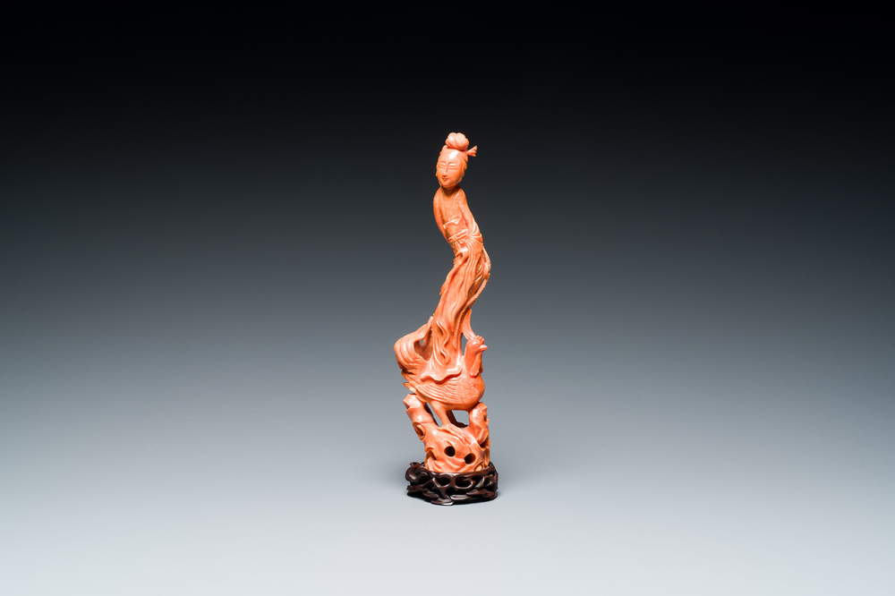 Sculpture d'une femme sur un ph&eacute;nix en corail rouge, Chine, 19/20&egrave;me