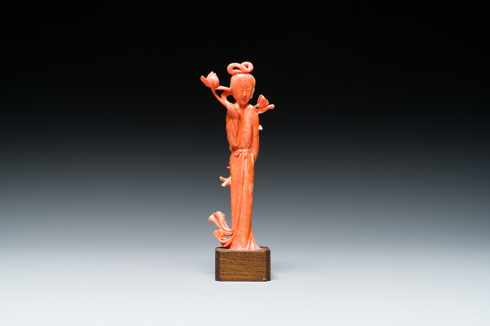 Sculpture d'une femme avec fleur de lotus en corail rouge, Chine, 19/20&egrave;me