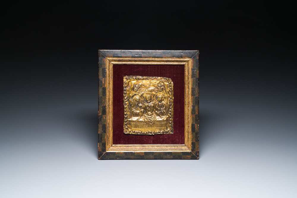 Plaque en cuivre repouss&eacute; et dor&eacute; figurant la 'R&eacute;surrection de J&eacute;sus' mont&eacute;e d'une banni&egrave;re inscrite 'Ecce Agnus Dei', prob. Allemagne, 15/16&egrave;me
