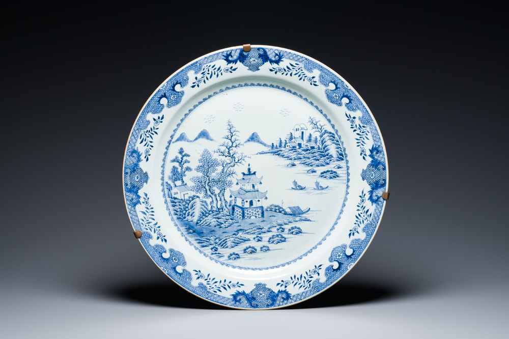 Tr&egrave;s grand plat en porcelaine de Chine en bleu et blanc &agrave; d&eacute;cor d'un paysage, Qianlong