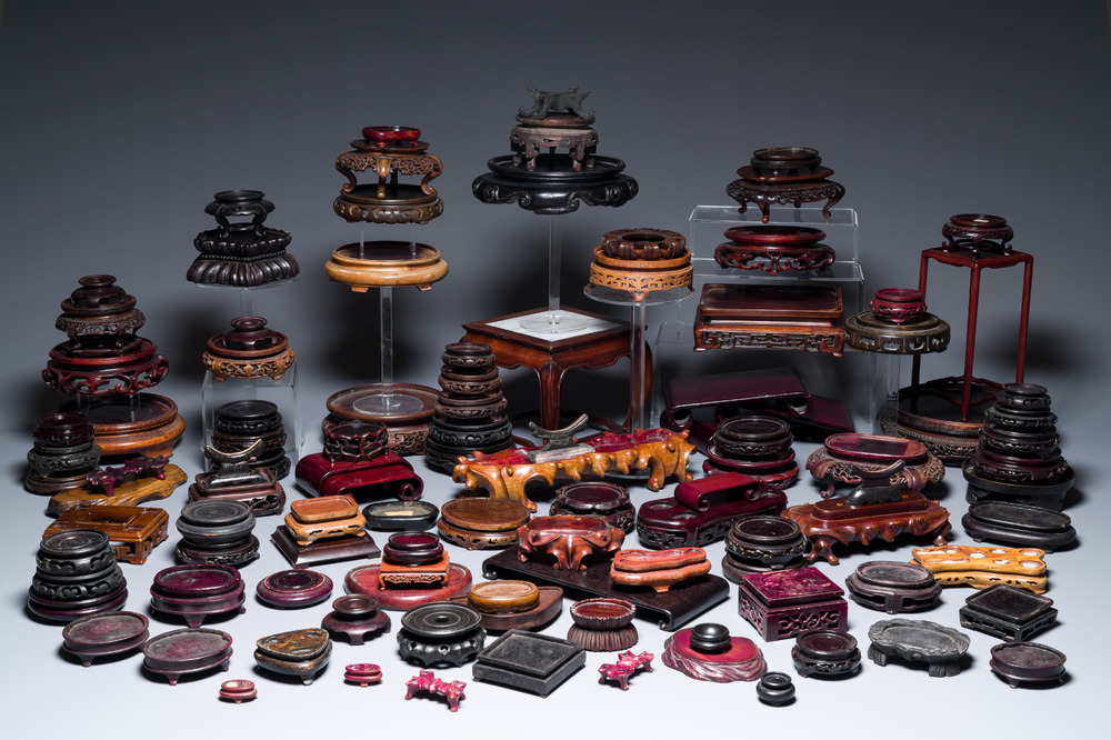 Een uitgebreide collectie Chinese houten sokkels, Qing en 20e eeuw
