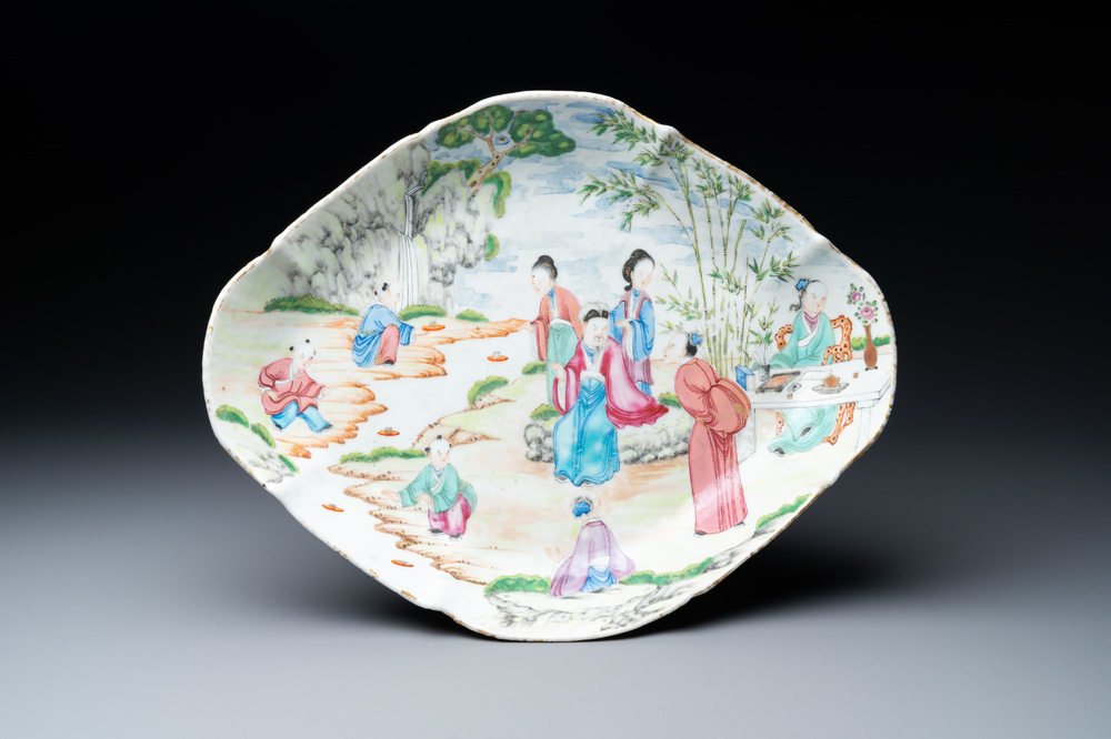 Een zeldzame Chinese Canton famille rose tazza met een tuinfeest van wijsgeren, 19e eeuw