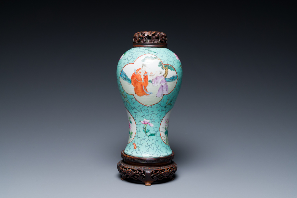 Een Chinese famille rose vaas met turquoise fondkleur met opengewerkt houten deksel en sokkel, 1e helft 19e eeuw
