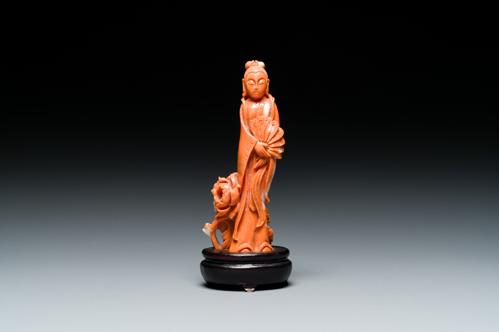 Een Chinese bloedkoralen sculptuur van een dame met een pauwenwaaier, 19/20e eeuw