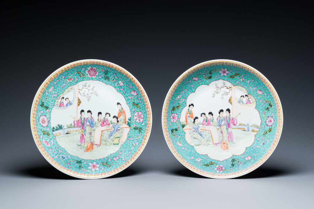 Paire de plats en porcelaine de Chine famille rose &agrave; d&eacute;cor de dames dans un jardin, marque de Qianlong, 20&egrave;me