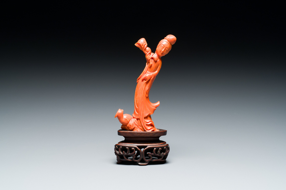 Sculpture d'une femme avec des p&ecirc;ches en corail rouge, Chine, 19/20&egrave;me