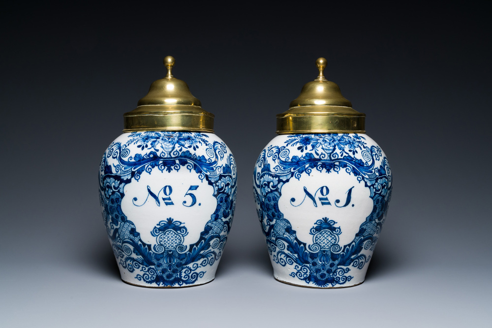 Een paar blauw-witte Delftse tabakspotten met koperen deksels, 18e eeuw
