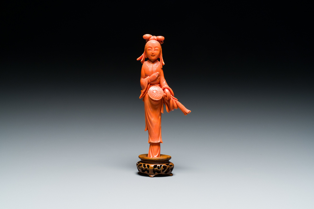 Sculpture d'une femme avec un &eacute;ventail en corail rouge, Chine, 19/20&egrave;me