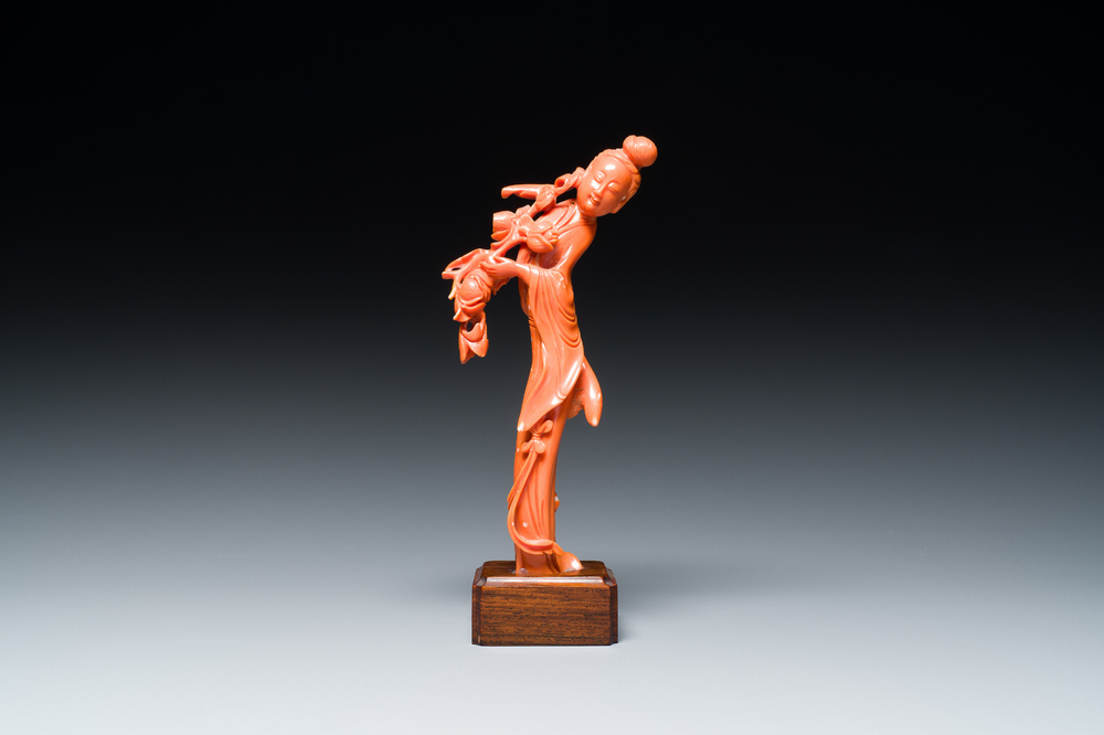 Sculpture d'une femme avec une branche fleurie en corail rouge, Chine, 19/20&egrave;me