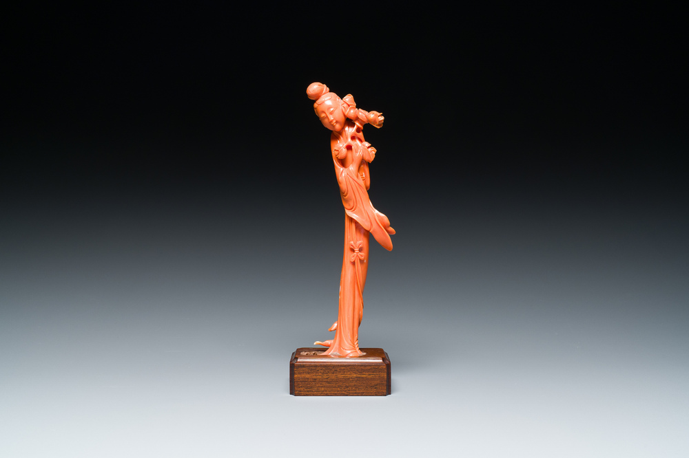 Sculpture d'une femme avec une branche fleurie en corail rouge, Chine, 19/20&egrave;me