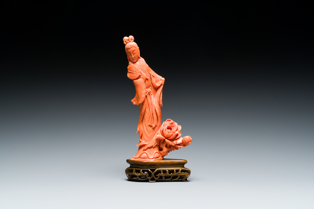 A Chinese red coral figure of a lady with a fan, 19/20th C.