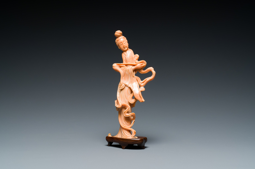 Sculpture d'une femme avec un chasse-mouche, Chine, 19/20&egrave;me