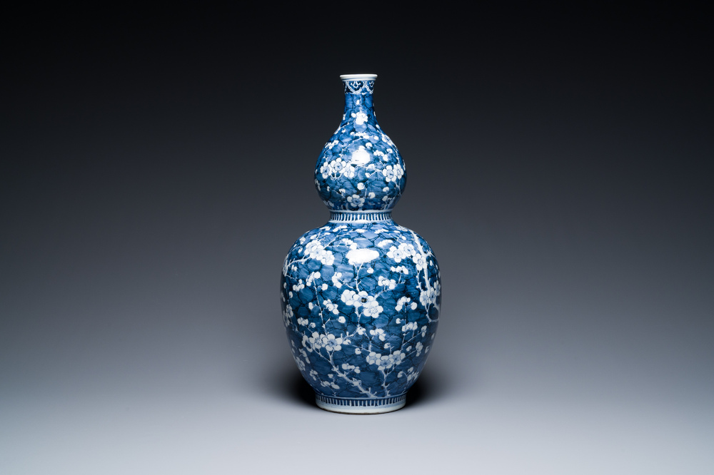 Vase de forme double gourde en porcelaine de Chine en bleu et blanc &agrave; d&eacute;cor de fleurs de prunus, 18&egrave;me
