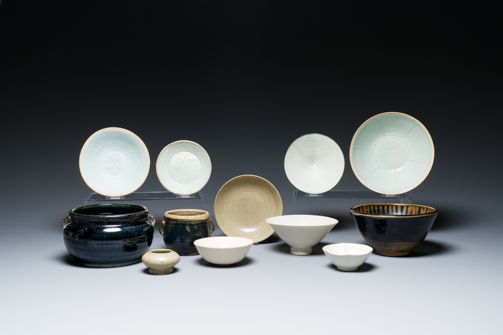 Een diverse collectie Chinees porselein en aardewerk, Song en later