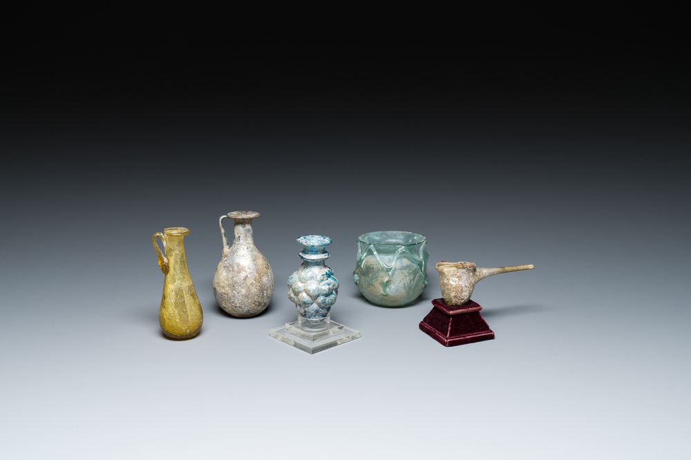 Cinq pi&egrave;ces en verrerie d'&eacute;poque romaine, 1/3&egrave;me