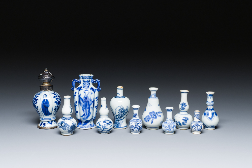 Onze vases miniatures en porcelaine de Chine en bleu et blanc, Kangxi