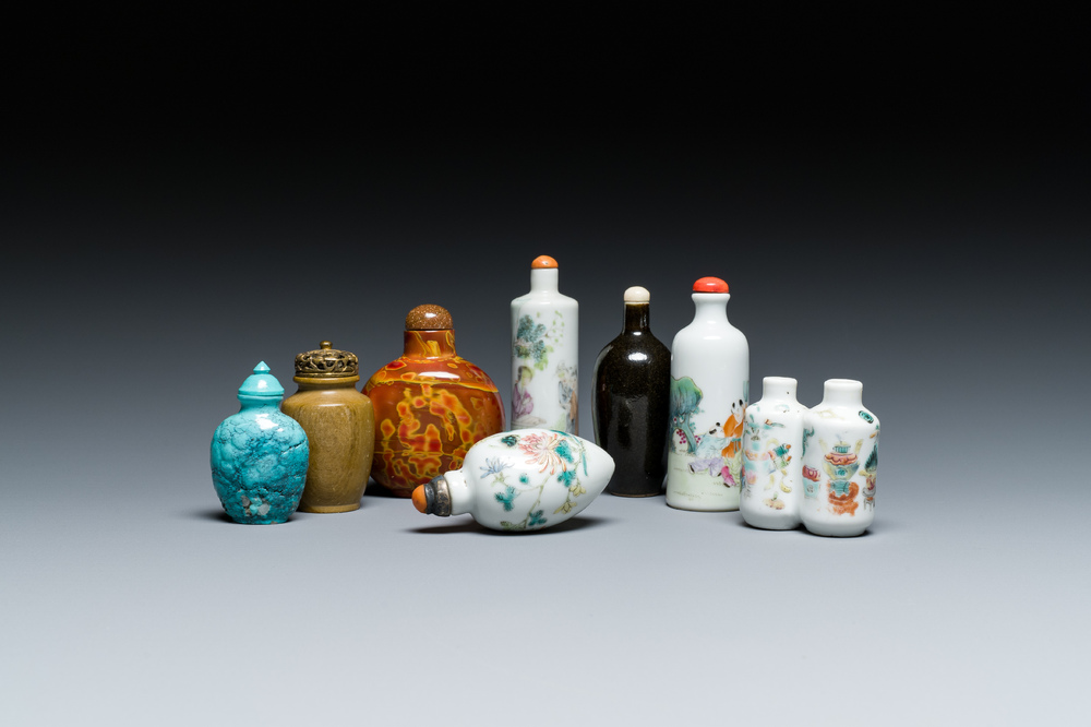 Vier Chinese famille rose snuifflessen en vier diverse snuifflessen, 19/20e eeuw