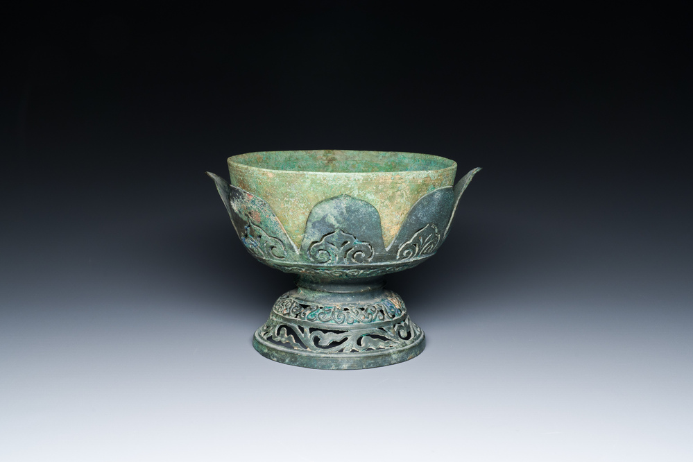 Bol sur support en forme de lotus en bronze, Vietnam, culture Champa, 15&egrave;me