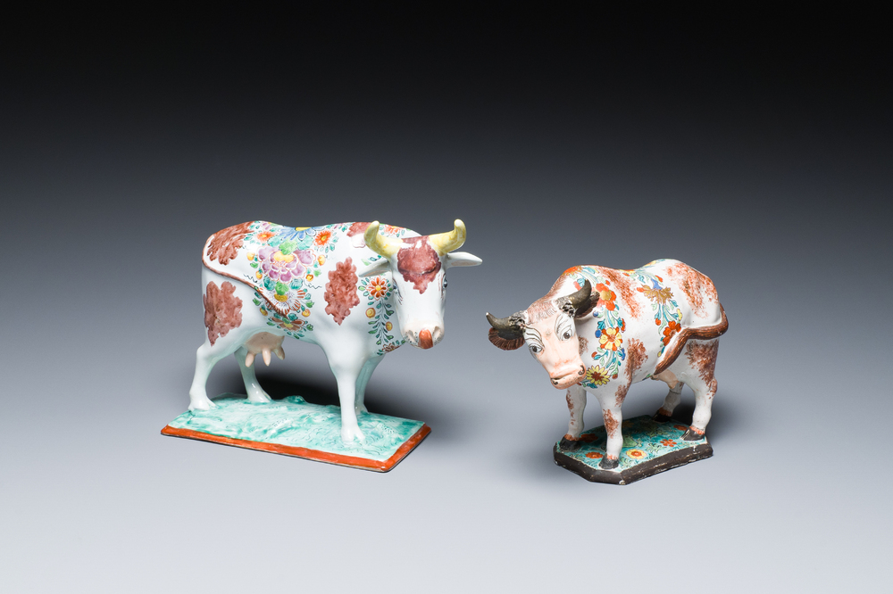 Twee polychrome Delftse petit feu koeien, 18e eeuw