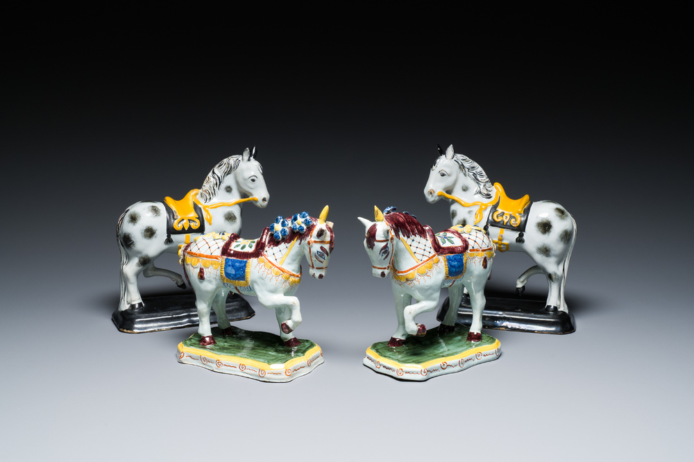 Deux paires de chevaux debout en fa&iuml;ence polychrome de Delft, 19&egrave;me