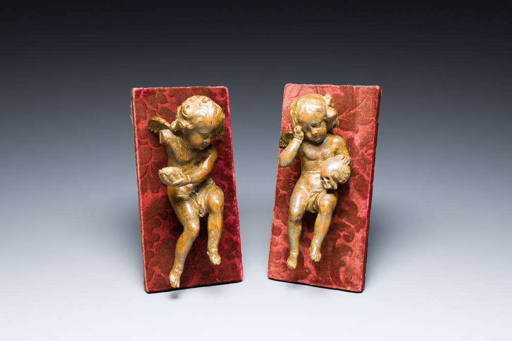 Een paar Vlaamse houten allegorische sculpturen van cherubijnen met een Vanitas schedel (De dood) en een schelpvormige kom (Het leven), 17e eeuw