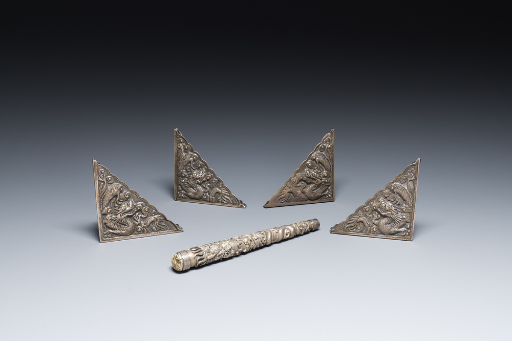 Une prise de parasol et quatre &eacute;l&eacute;ments d'encadrement en argent &agrave; d&eacute;cor de dragons, Chine, 19&egrave;me