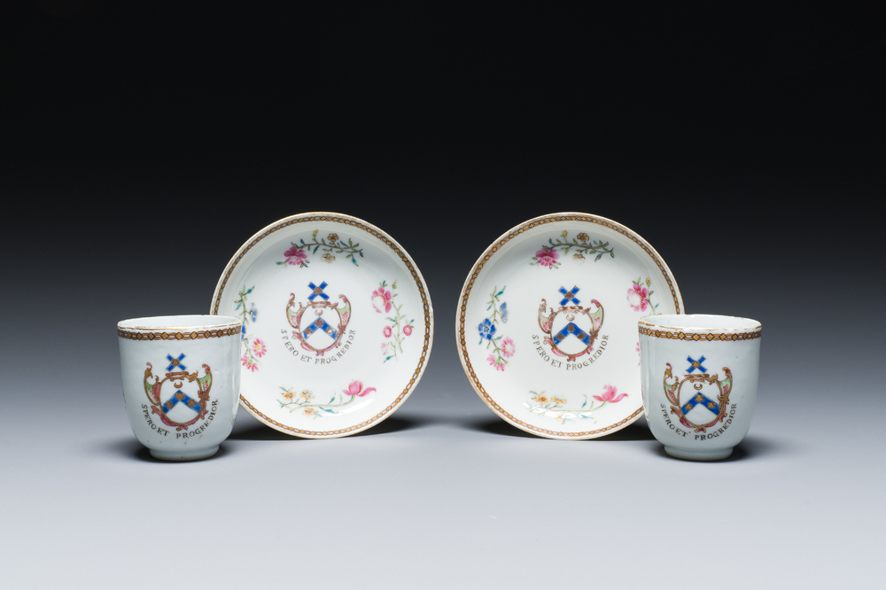 Een paar Chinese famille rose koppen en schotels voor de Engelse markt met het wapen van Pringle of Whytbank, Qianlong