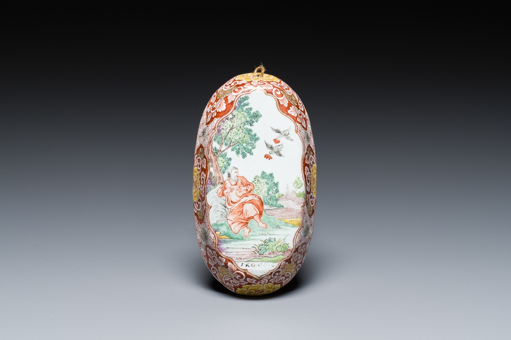 Een polychrome Delftse petit feu borstelrug met 'Elia door de raven gevoed', 18e eeuw