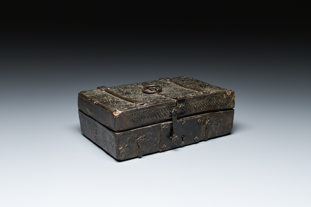 Coffret de missale ou de messager en cuir cisel&eacute; aux montures en fer forg&eacute;, France, 14/15&egrave;me