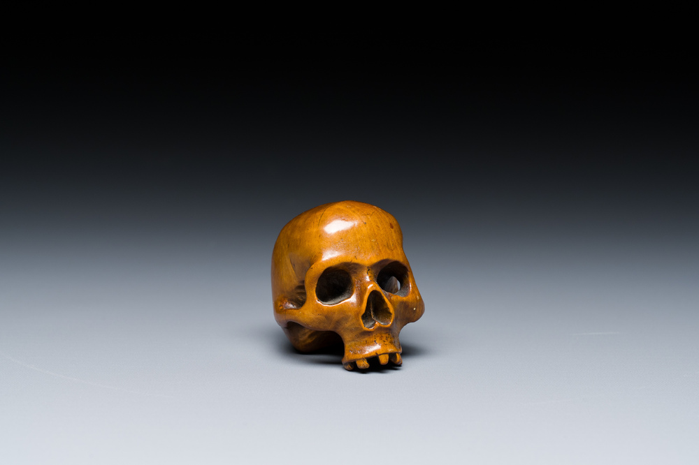 Een buxushouten memento mori schedel, Duitsland, 17e eeuw