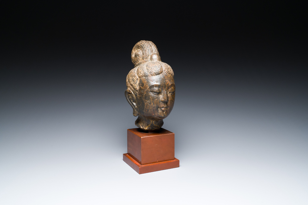 Een Chinees bruin-grijs kalkstenen hoofd van Bodhisattva, wellicht Tang