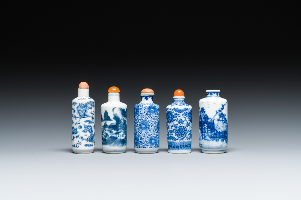 Cinq tabati&egrave;res en porcelaine de Chine en bleu et blanc, 19/20&egrave;me