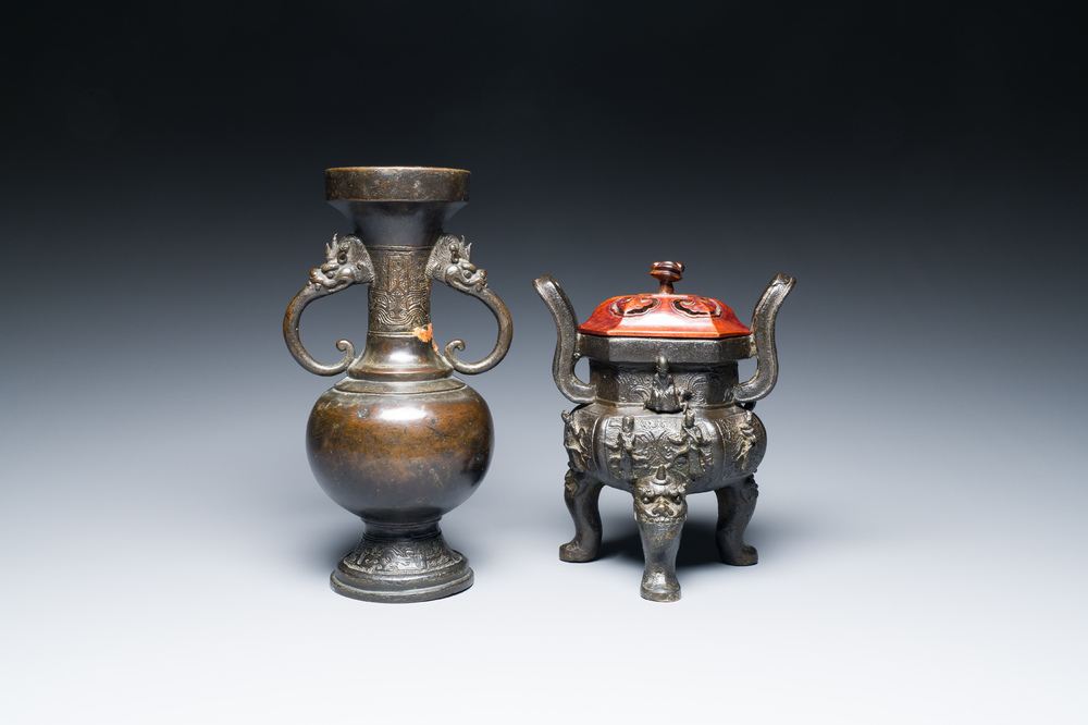 Un br&ucirc;le-parfum &agrave; d&eacute;cor d'immortels et un vase en bronze, Chine, Ming